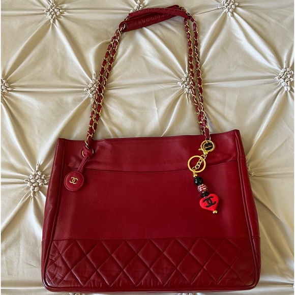 Chanel shoulder bag with free gift fashion bag charm and tumbler - Picture 1 of 8